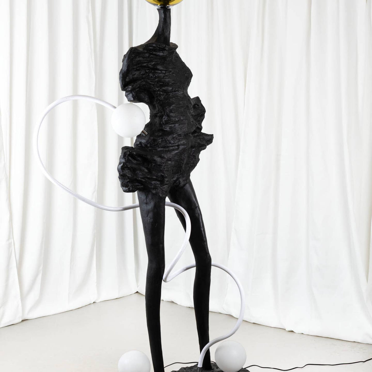 Lampadaire Nocturne – Résine noire & verre opalin | 198 cm | Maison4SDesign