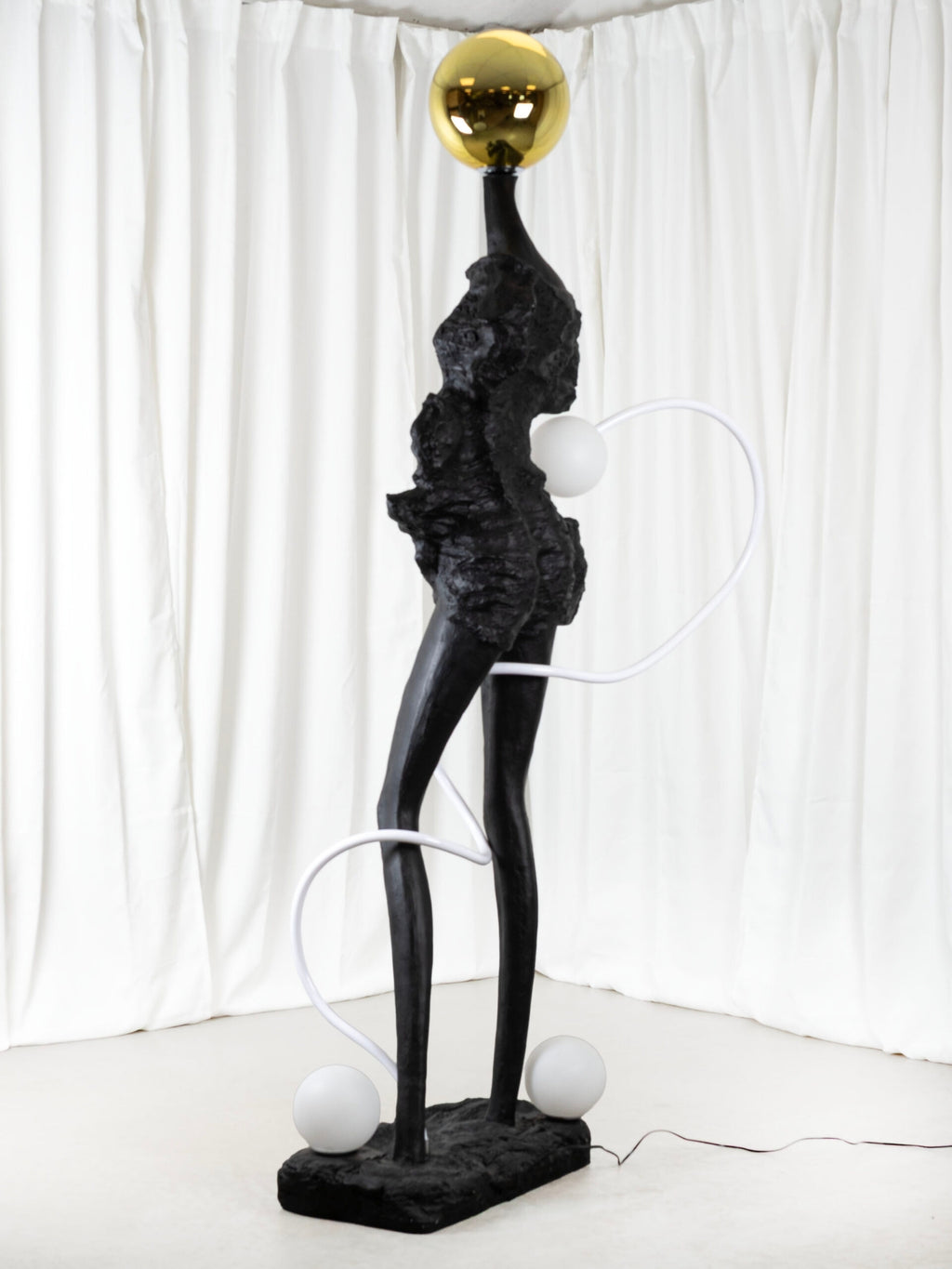 Lampadaire Nocturne – Résine noire & verre opalin | 198 cm | Maison4SDesign