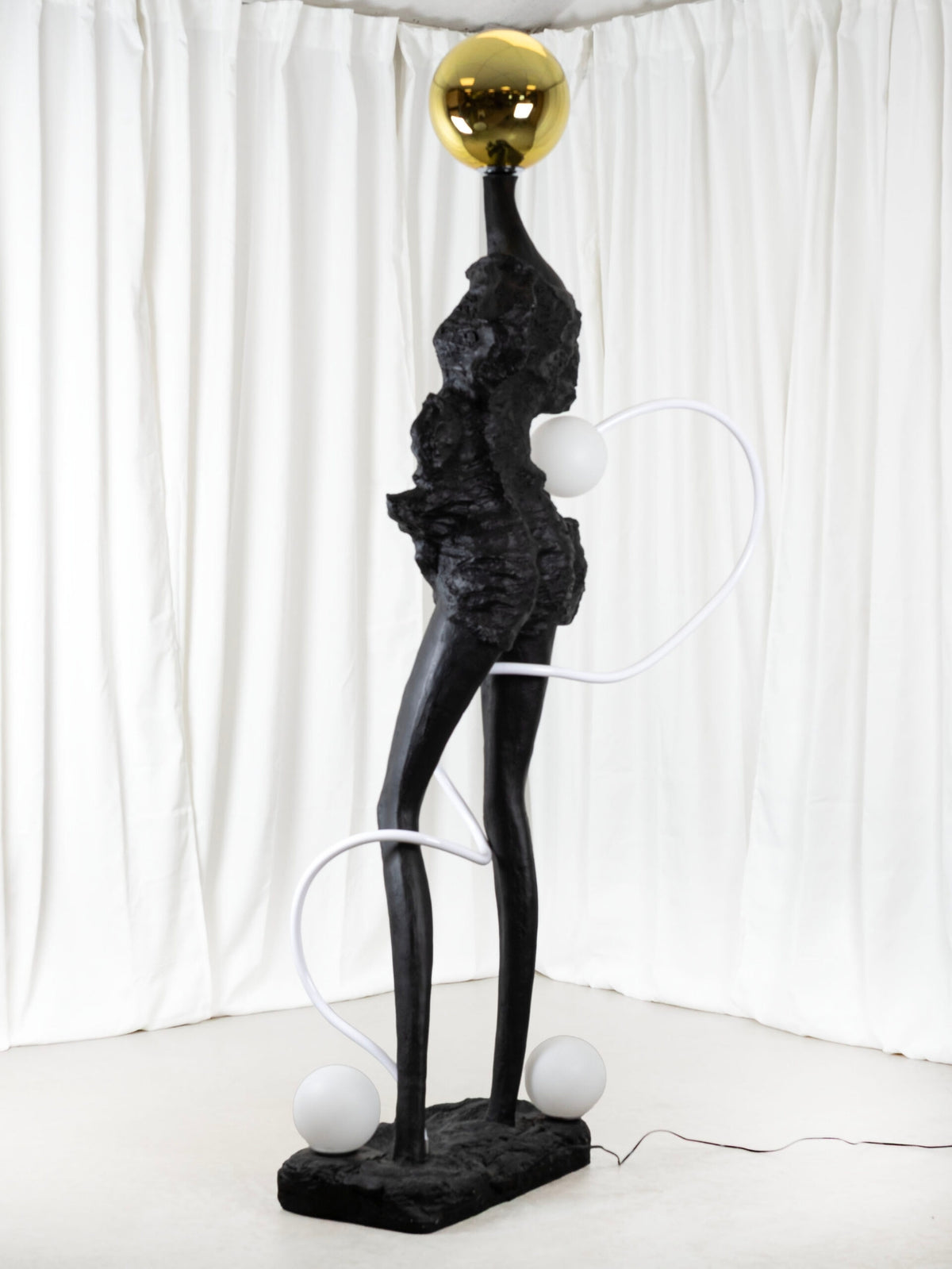 Lampadaire Nocturne – Résine noire & verre opalin | 198 cm | Maison4SDesign