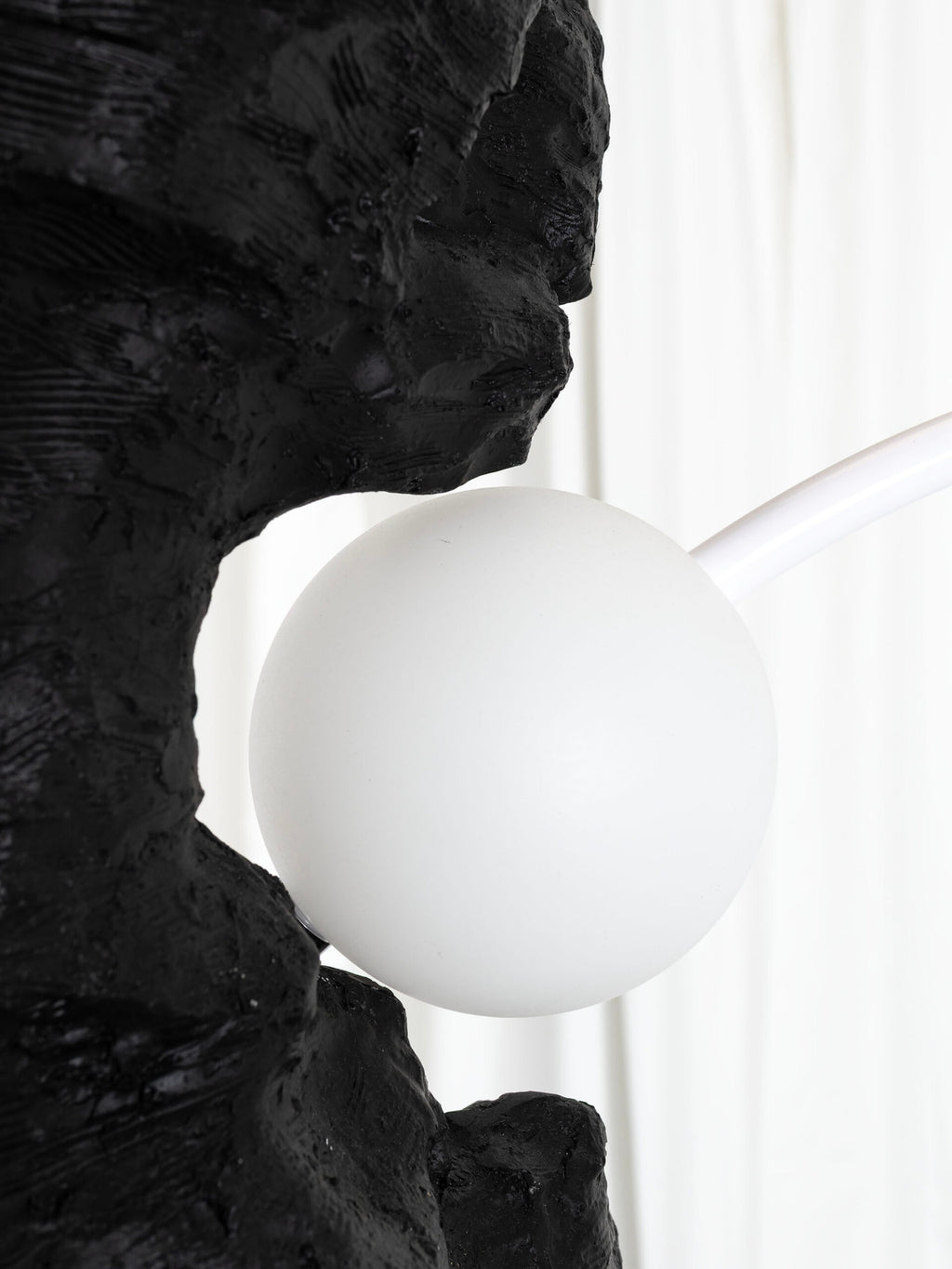 Lampadaire Nocturne – Résine noire & verre opalin | 198 cm | Maison4SDesign