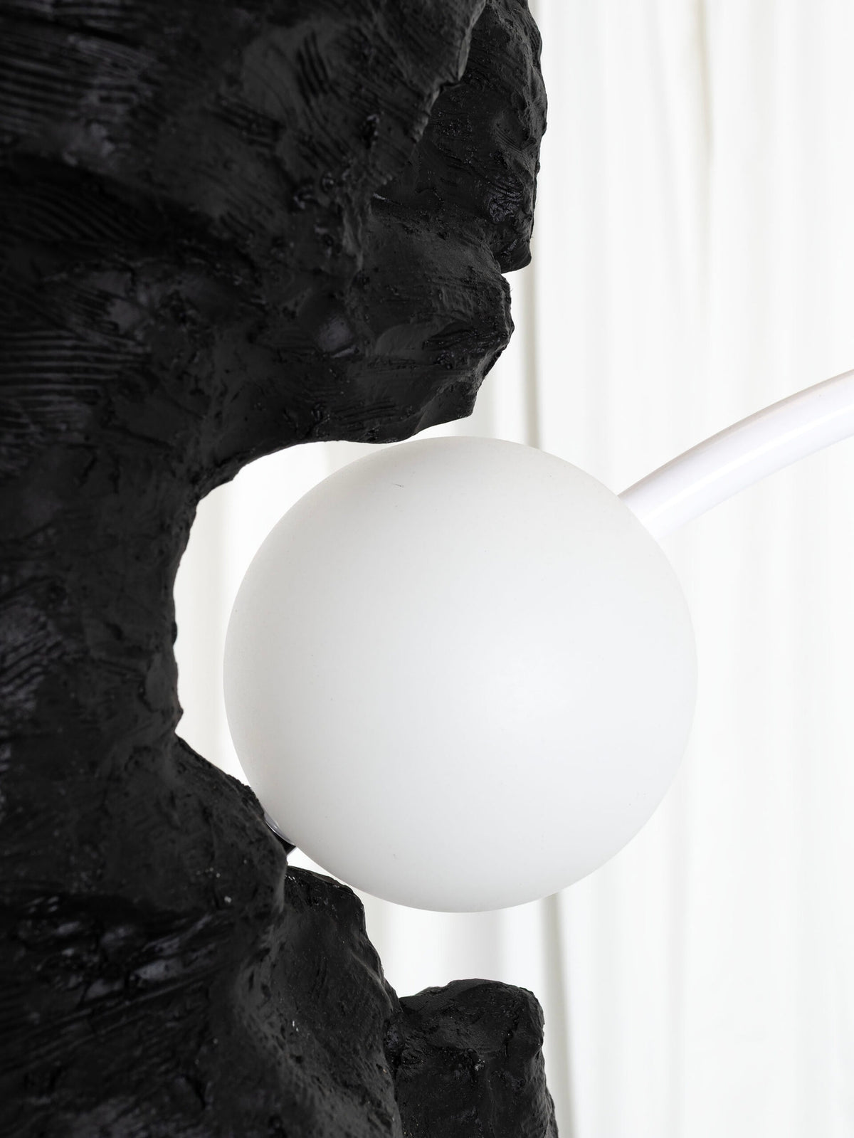Lampadaire Nocturne – Résine noire & verre opalin | 198 cm | Maison4SDesign