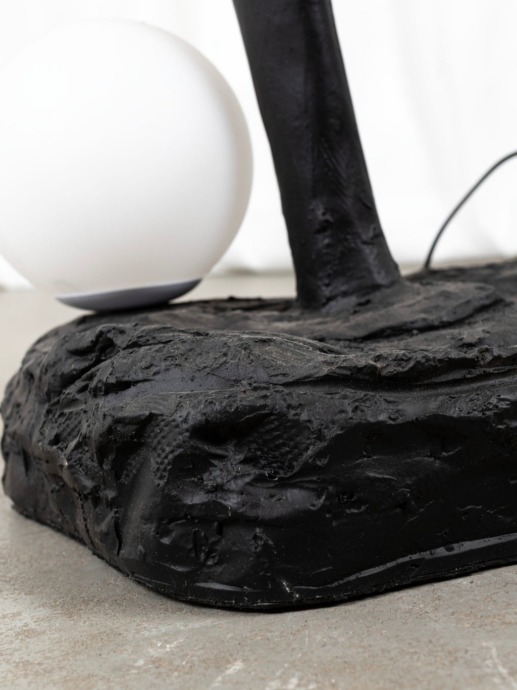 Lampadaire Nocturne – Résine noire & verre opalin | 198 cm | Maison4SDesign